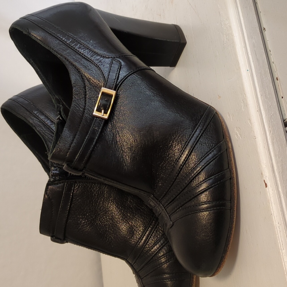 Chie Mihara Black Leather Chunky Heel Bootlets Size 37. 5 Us Size 7.5